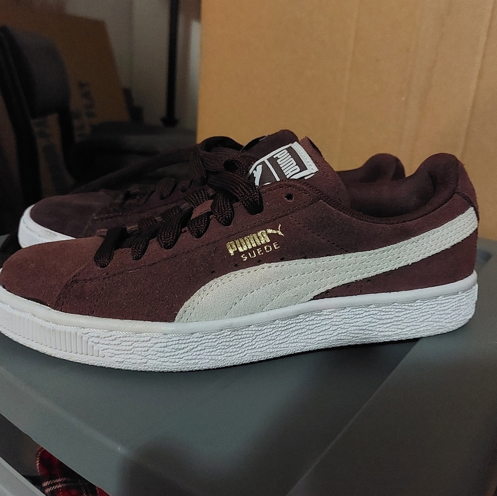 PUMA classic suede unisex sneaker Burgandy/Beige size 6 (womens) or unisex